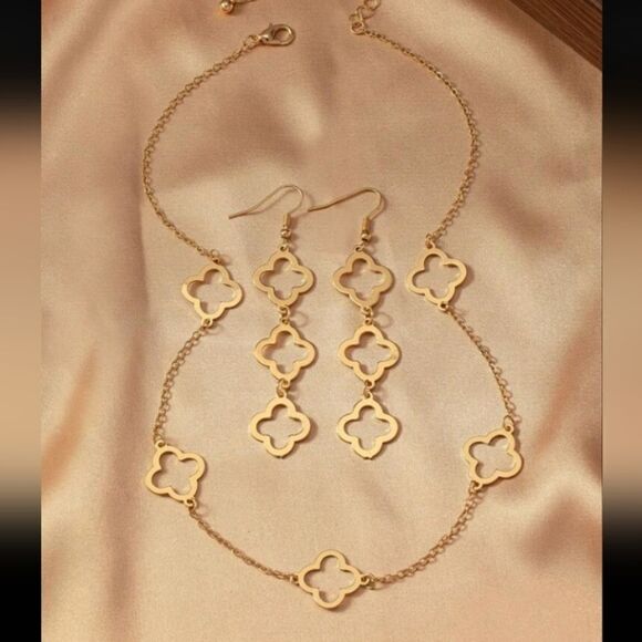 Gold Quatrefoil Clover Necklace & Earrings Set - Picture 6 of 6